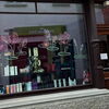 Zu sehen ist ein buntes Blumenmotiv auf einem Schaufenster