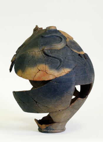 Grab 170, Grab eines Jungen, 155/160-180/190 n. Chr., engobierte Flasche mit Kerbbandverzierung und Schlangenauflage. © Museum im Prediger, Schwäbisch Gmünd, Foto: Joachim Haller.