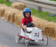 Kind in Seifenkiste beim Seifenkistenrennen am Straßdorfer Berg