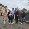 Zu sehen ist die Spendenübergabe der Eheleute Anja und Arian Röhrle am Marienbrunnen