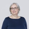 Zu sehen ist ein Portrait von Tamara Print vor einem weißen Hintergund