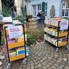 Zu sehen sind Rollcontainer vor der Stadtbibliothek