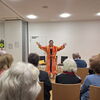 Auf dem Bild zu sehen ist eine Schauspielerin des Südstadttheaters bei einem Auftritt des 10-jährigen Jubiläums.