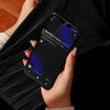 Zu sehen ist ein Handy mit der App