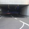 Zu sehen ist das zweispurige Eingangsportal in den Einhorn-Tunnel