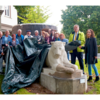 Zu sehen sind die Gäste bei der Enthülltung der rastaurierten Löwin
