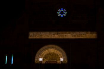 Hauptportal der Johanniskirche bei Nacht