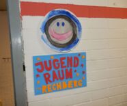 Schild mit bunten Buchstaben: Jugendraum Rechberg
