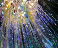 Zu sehen ist das Kunstwerk Plastikdusche