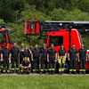 Zu sehen sind die teilnehmenden Feuerwehrkameraden vor einem Löschfahrzeug.