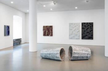 Installationsansicht Galerie im Prediger: Tafelobjekt, 2021 / Tafelobjekt, 2021 / Tafelobjekt, 2-teilig, 2022 / Bodenobjekt, 2-teilig, 2000. © VG Bild-Kunst, Bonn 2023. Foto: Frank Kleinbach, Stuttgart.