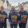 Zu sehen sind die Projektverantwortlichen samt Plakat und Flyer