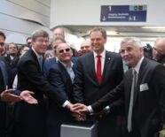 Eckart Fricke (Bahn), Winfried Hermann, OB Richard Arnold und Sven Hantel (Bahn) schalten die Passagenbeleuchtung Blätterrauschen ein.