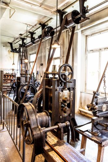OTT-PAUSERSCHE FABRIK, Friktionsspindelpresse, ca.1900. © Museum im Prediger Schwäbisch Gmünd, Foto: Elias Blumenzwerg.