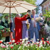 Zu sehen sind Herzogin Diane von Württemberg und Oberbürgermeister Richard Arnold mit Gießkannen vor einem Tulpenfeld stehend