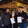 Zu sehen ist das Gruppenbild der Jubilare mit Urkunden übergeben durch Robert Frank von der Touristik und Marketing GmbH