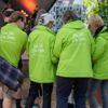 Zu sehen sind Ehrenamtlichen in der typischen grünen Regenjacke in der Remsparkbühne.