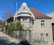 Zu sehen ist das ehemalige Wohnhaus von Gerdinand Gatter in der Mutlanger Straße 28
