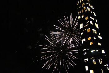 Ein Bild des Aussichtsturm Himmelsstürmer im Landschaftspark Wetzgau mit Feuerwerk