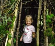 Bild eines fröhlichen Mädchens im Wald