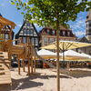 Zu sehen ist der Sandspielplatz mit den Spielgeräten vor dem Rathaus