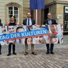 Zu sehen sind die Akteure der Veranstaltung "Tag der Kulturen 2024"