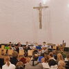Die Kirche St. Michael mit Besuchern.