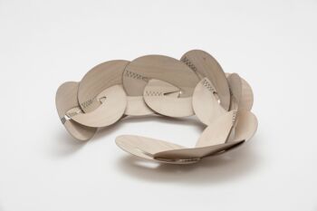 Annette Lechler, Karlsruhe, Staatspreis: andernorts – comme une onde, offene Schalenverkettung, wandelbar, Birke und Faden, Länge max. ca. 100 cm. © Künstlerin, Foto: Frank Kleinbach