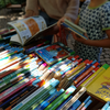 Zu sehen ist ein Foto mit einer Auslage gebrauchter Büchern zum Verkauf