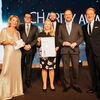 Zu sehen sind die Organisatoren der Preisgala und die Gewinner auf der Bühne