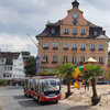 Zu sehen ist das E-Zügle vor dem Gmünder Rathaus