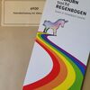 Zu sehen ist die Broschüre "Einhorn sucht Regenbogen" die auf einer alten Akte mit der Aufschrift "Aufrechterhaltung der Sitten" liegt