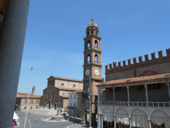 Zu sehen ist die Kathedrale und der Uhrenturm in Faenza