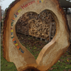 Zu sehen ist das Holzherz vom Advents-Weg im Himmelsgarten