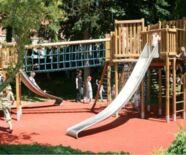 Außenbereich des Zentrums mit spielenden Kindern