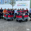 Zu sehen sind die Sponsoren und Organisatioren der Sonnensegel an den Krippenwägen für den Kindergarten Emerland in Straßdorf