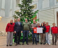 Zu sehen sind die Ehrenamtlichen und die Geschäftsführer der Firma MAGNA bei der Spendenscheckübergabe.