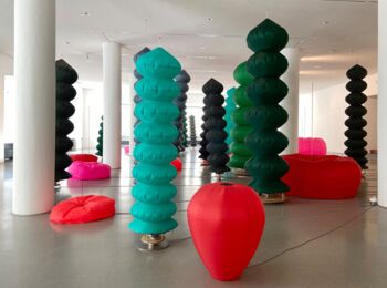 Bettina Bürkle / Klaus Illi, Installationsansicht »Paradise Lost«, 2021, Ballonstoff, Ventilatoren, SPS-Industriesteuerung, H: 70-370 cm. © VG Bild-Kunst Bonn, 2021, Foto: Joachim Haller.