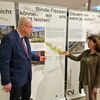 Zu sehen sind Bürgermeister Julius Mihm und VHS-Leiterin Ingrid Hofmann