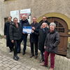 Zu sehen sind Dr. Niklas Konzen, Stadtarchiv, Sandra Bosch, Stadtverwaltung Amt für Stadtentwicklung, Dr. Fritz Fischer, Ortskurator DSD, Erster Bürgermeister Christian Baron, Andreas Gehrung, Leiter Amt für Gebäudewirtschaft, Maria Rhode, Ortskuratorium.