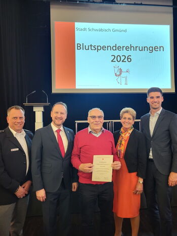 Zu sehen ist Claus Heim bei der Blutspenderehrung