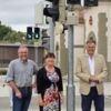 Zu sehen ist die neue Einhorn-Ampel mit Oberbürgermeister Richard Arnold