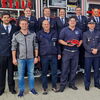 Zu sehen ist die Feuerwehr Bettringen mit Vertreter der Feuerwehr Alzay vor dem neuen Einsatzfahrzeug