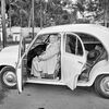 Zu sehen ist ein Foto der Fotografin Brigitte Rühland in Indien. Es zeigt Frau in einem Auto.