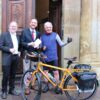 Zu sehen ist der EBM, Jürgen Stemke und Initiator Prof. Dr. Michael Heinrich Seegenschmiedt mit seinem Fahrrad