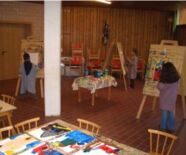 Innenbereich des Familienzentrums mit malenden Kindern