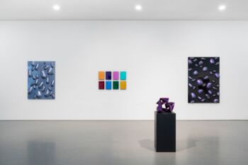 Installationsansicht Galerie im Prediger: Tafelobjekt, 2022 / Installation Tafelobjekte, 8-teilig, 2022 / Tafelobjekt, 2021 / Wand- bzw. Sockelobjekt, 2022. © VG Bild-Kunst, Bonn 2023. Foto: Frank Kleinbach, Stuttgart.