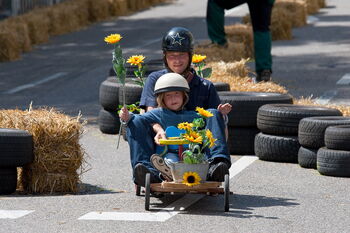 Kind in Seifenkiste beim Seifenkistenrennen am Straßdorfer Berg