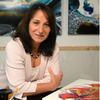 Zu sehen ist die Künstlerin Sonja Böttigheimer an einem ihrer Kunstwerke.