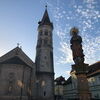 Zu sehen ist der Marienbrunnen und die Johanniskirche auf dem Gmünder Marktplatz